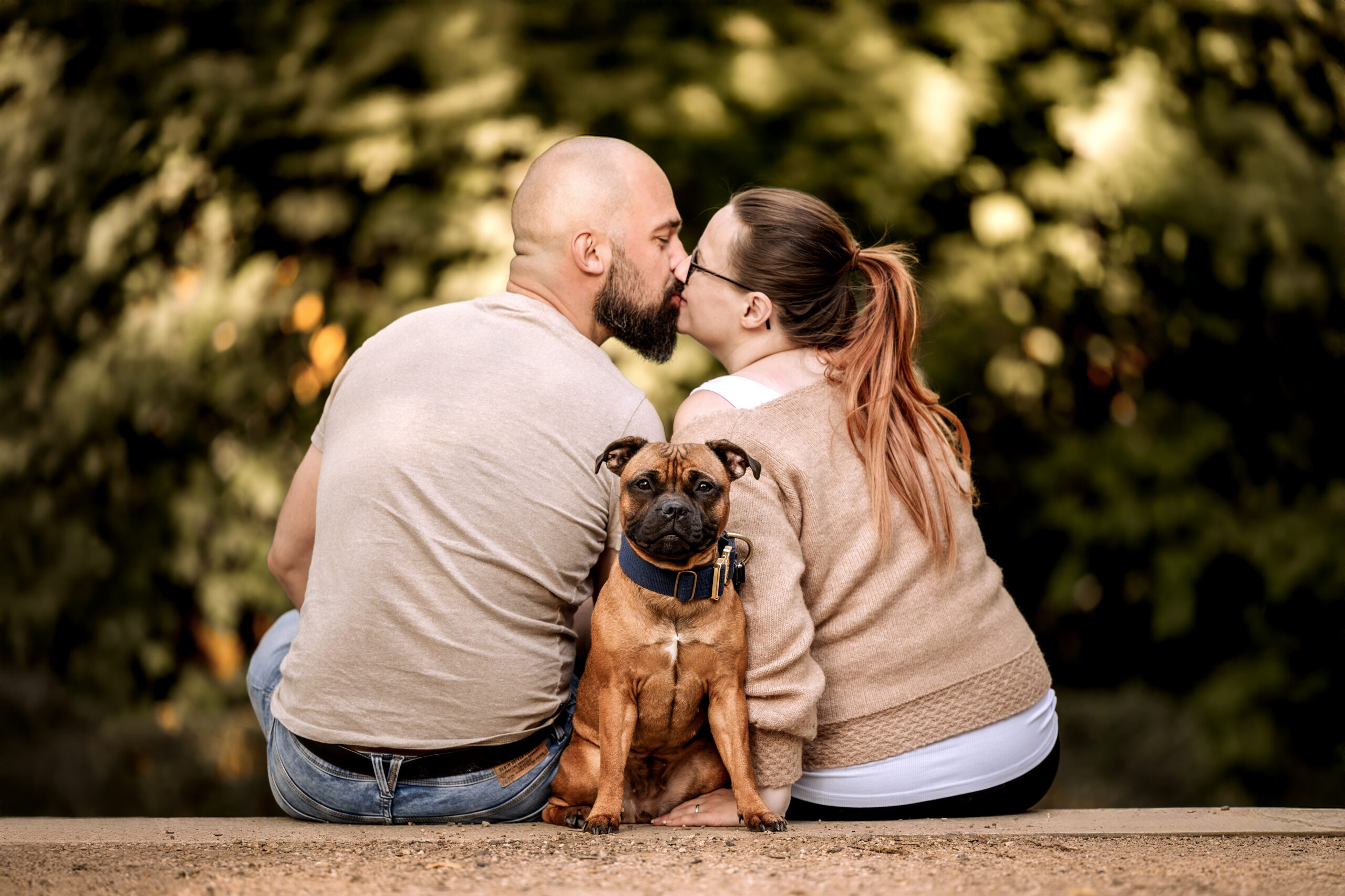 Kontakt Pure Portraits - Pärchen mit Hund imPark