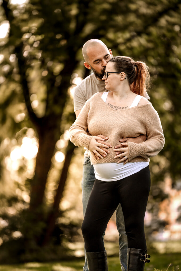 Inniger Moment zwischen werdenden Eltern – Schwangerschaftsshooting im Park bei Leipzig mit warmem Abendlicht.